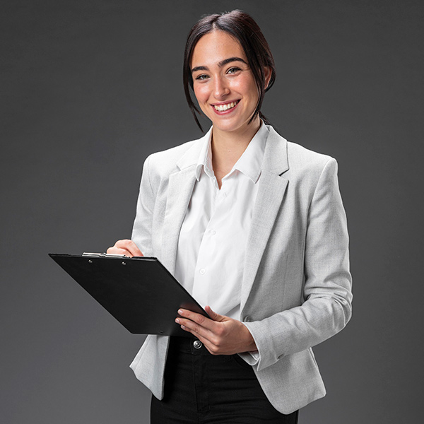 femme avec un document en main