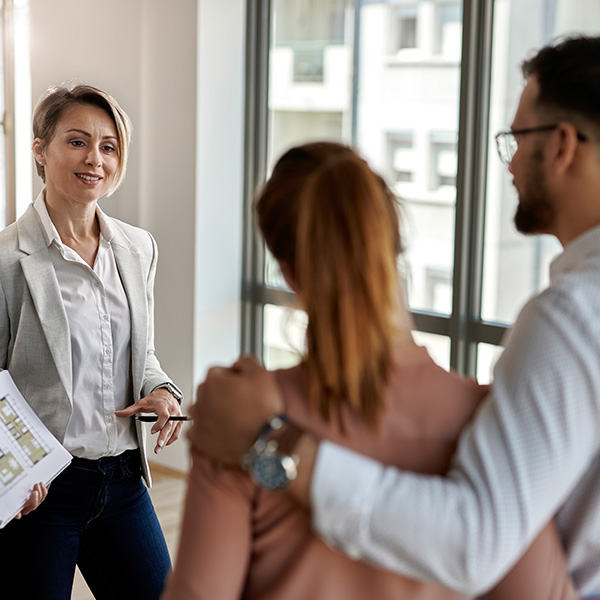 personnes concluant une transaction immobilière