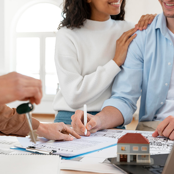 personnes signant un contrat immobilier